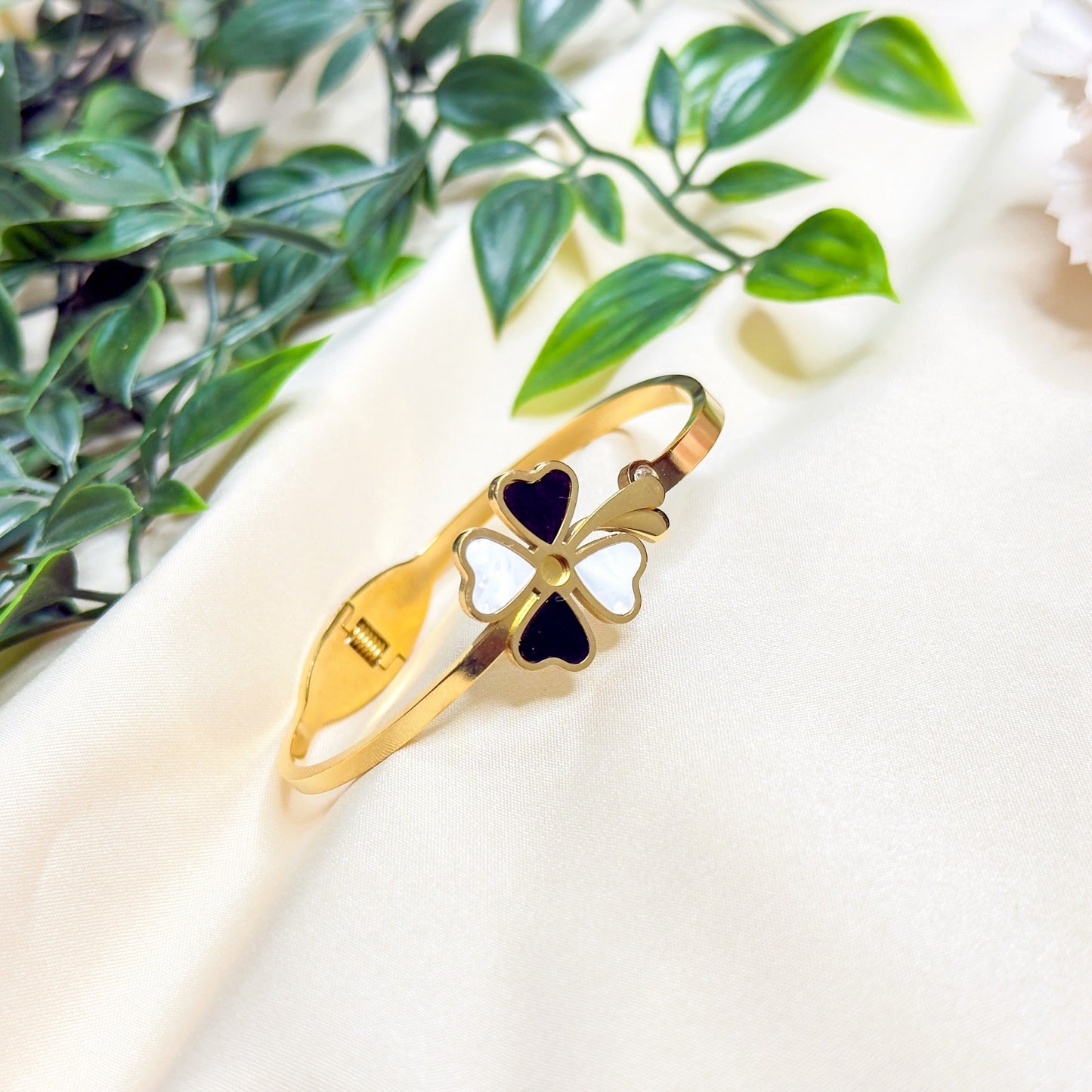 Twilight Midnight Clover Bracelet