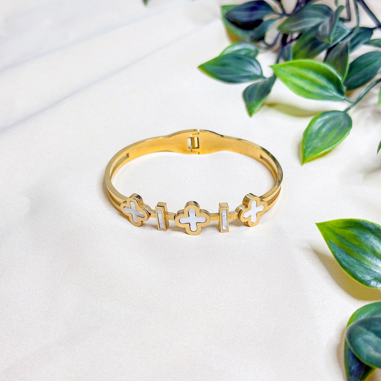 White Clove Bar Bracelet