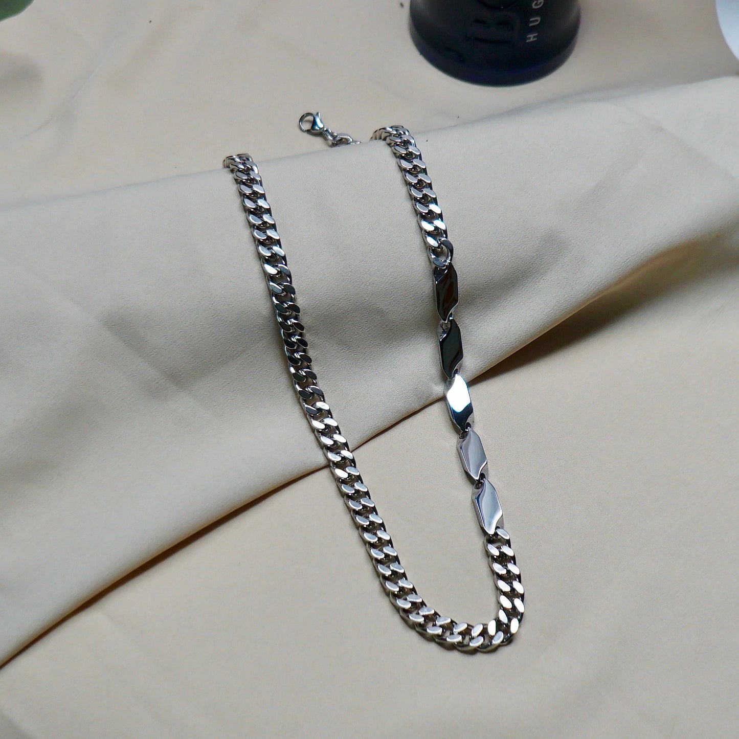 Titan Crest Chain