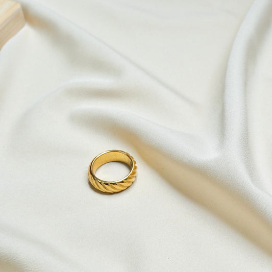 Twist Ridge Ring